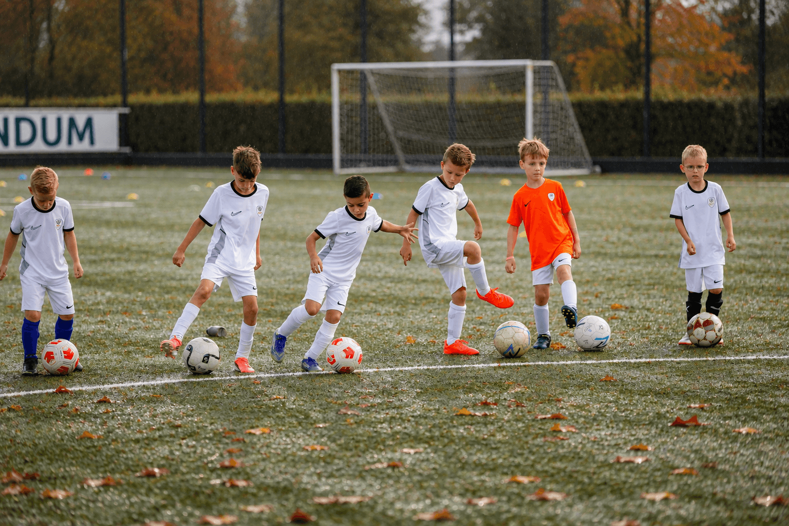 Jeugdtraining in de herfstregen